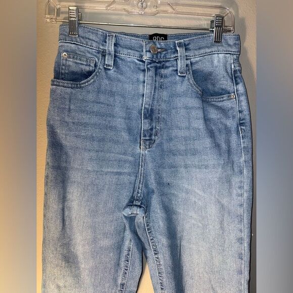 BDG Light Blue Non Distressed Medium Wash “Girlfriend High-Rise Cropped” size 27 - Picture 4 of 11